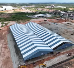 Imagem de fundo da seção 'Sobre a Tópico' com destaque em produtos